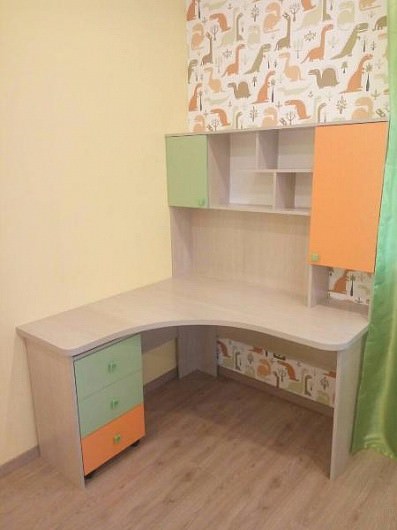 Письменный стол в детскую комнату