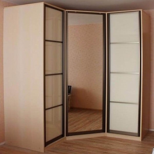 Угловой шкаф с распашными дверями и зеркалом