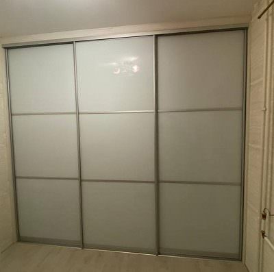 Встроенный шкаф с тонированным стеклом и подсветкой